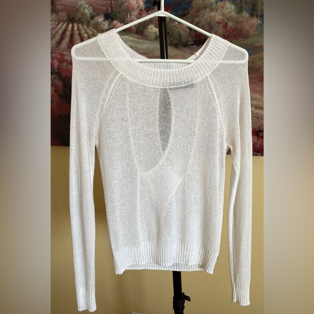 👍Price Drop: Anna Scott knit blouse with slight openings and twists on the back